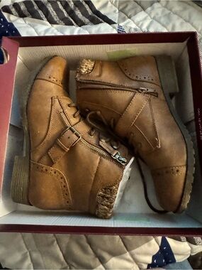 Women’s Brown Lace-Up Ankle Boots with Side Zipper. Size 8